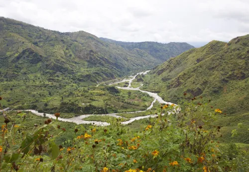 Was ist los im Kongo: Fluss im Gebirge des Kongo