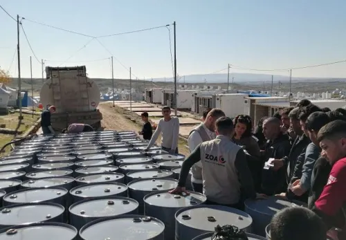 Fünf Fragen zur Nothilfe: ZOA-Mitarbeitende verteilen Öl in Tonnen