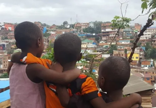  Hoffnung für Kinder: Drei Kinder umarmen sich und überblicken die Stadt