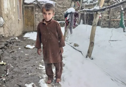 10 Jahre Krise in Syrien: Junge mit wenig Kleidung steht im Schnee