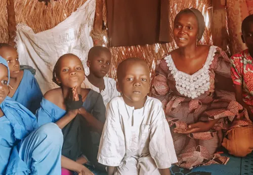 Amina mit ihren Kindern