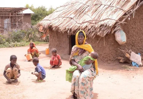 Kampf gegen den Hunger: Nejatu mit ihren Kindern vor ihrer Hütte