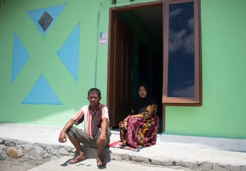 Tasrudin und seine Frau vor ihrem neuen Zuhause