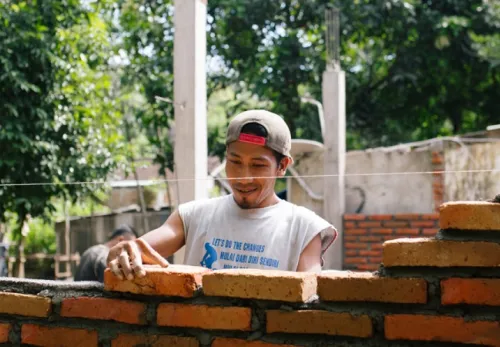 ZOA Mitarbeiter baut ein erdbebensicheres Haus in Indonesien