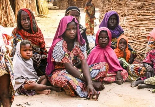 Henry: Nigerianische Familie in farbenfrohen Gewändern