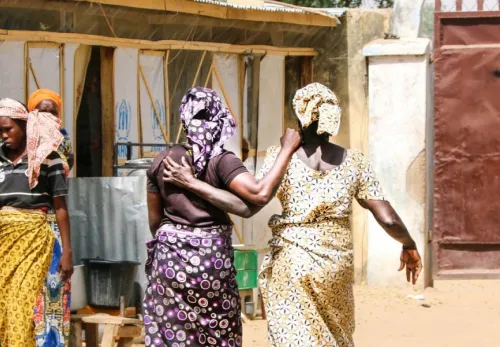 Gender: Zwei Frauen gehen Arm in Arm durch die Straßen