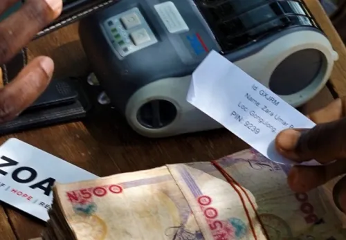 Geldspenden: ein Gutschein mit Code wird ausgehändigt