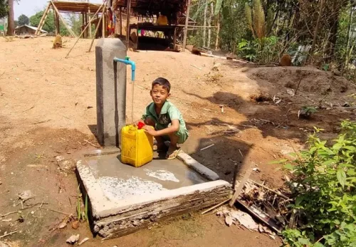 Saw Kwar Lay holt Wasser