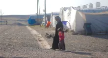 Syrien: Mutter mit Kind vor einem Flüchtlignslager